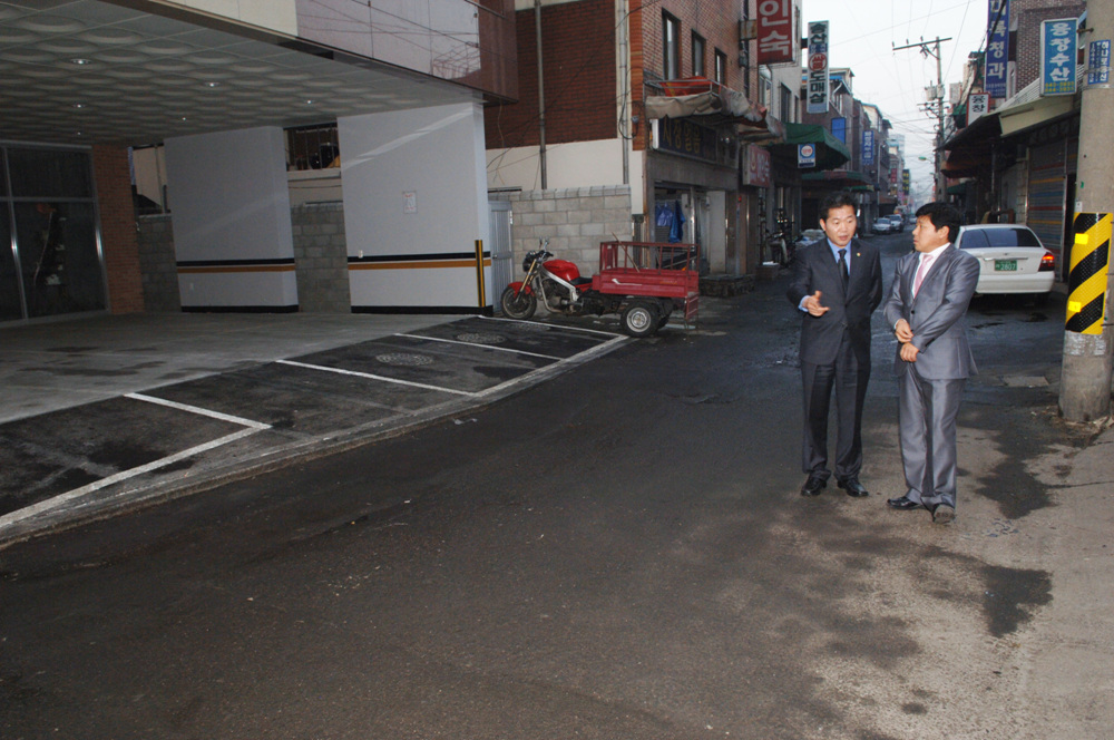 의정부1동 대한노인회 뒤편 야채시장 인근도로 포장 민원 현장 확인  3