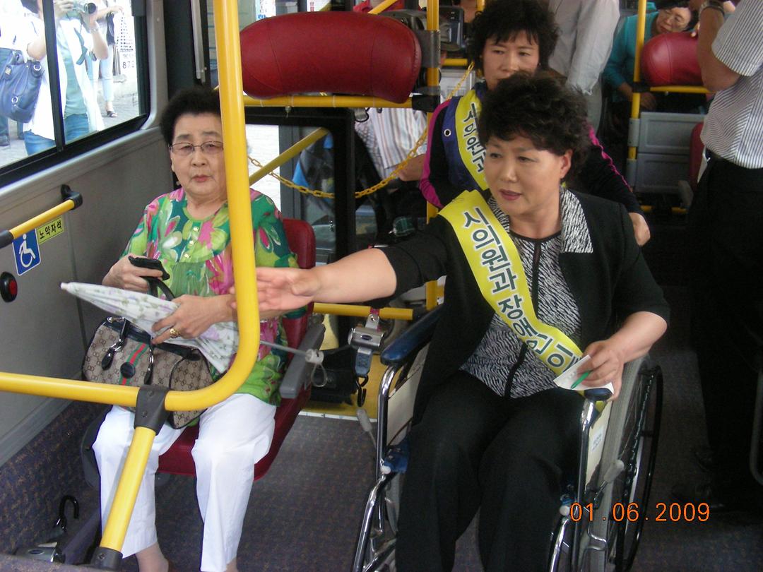 시의원과 장애인 이동권 체험 행사 참석1