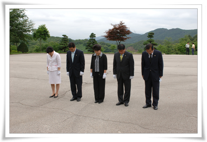 의장단 현충탑 참배1