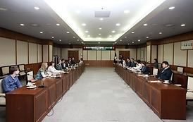 러시아 비로비잔 쿠제닉스 인형극단 의회방문