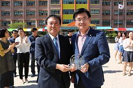 신동초등학교에서 감사패 받음.