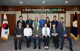 러시아 비로비잔 쿠제닉스 인형극단 의회방문