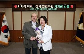 쿠제닉스 인형극단 의회방문