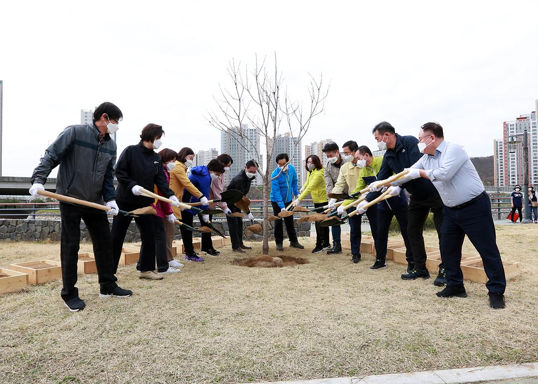 의정부시의회, 식목일 맞이 나무심기로 더 푸른 의정부1