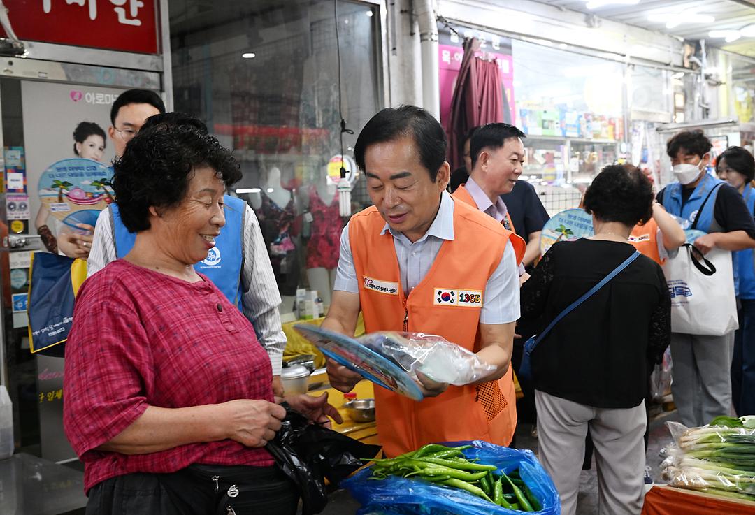 의정부시의회 김연균 의장, 전통시장 폭염예방 물품 나눔행사 참여2