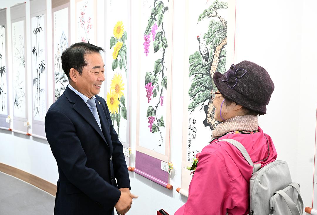 의정부시의회,  의정부노인종합복지관 제20회 회룡시니어전시회 참석3