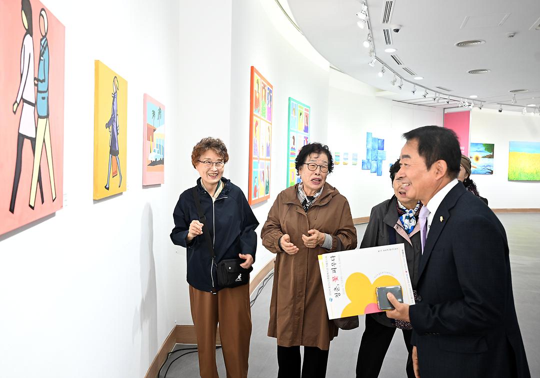 의정부시의회, 송산노인종합복지관 작품전시회 ‘청춘, 꽃 피우다’ 참석4