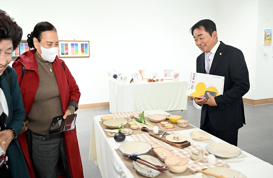 의정부시의회, 송산노인종합복지관 작품전시회 ‘청춘, 꽃 피우다’ 참석5