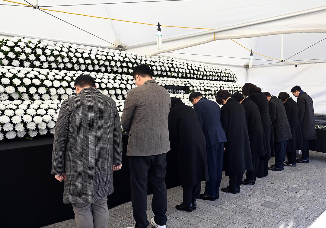 의정부시의회, 2024년 종무식 개최 및 항공사고 참사 합동분향소 조문2