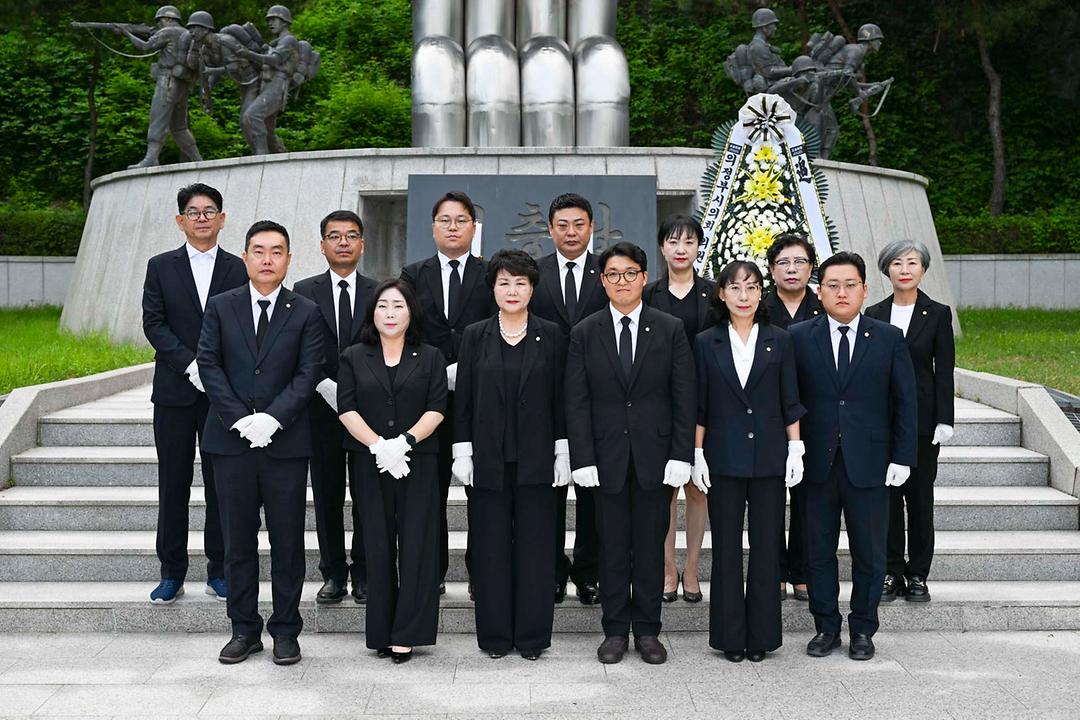 제10대 의정부시의회, 현충탑 참배로 첫 의정활동 시작1